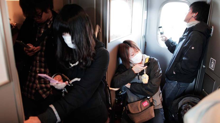 Jovens deixam Tóquio seis dias após o terremoto e tsunami que atingiram o Japão. Japoneses temem contaminação em massa, já que os ventos podem levar a radioatividade de Fukushima para a metrópole