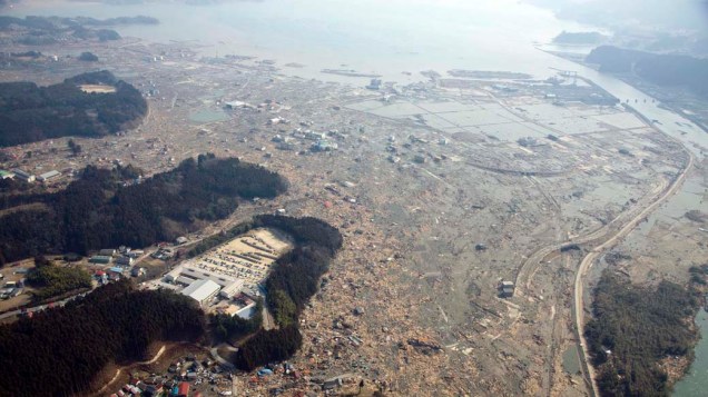 Vista aérea de Rikuzentakata, dias após o terremoto e tsunami que atingiram o Japão