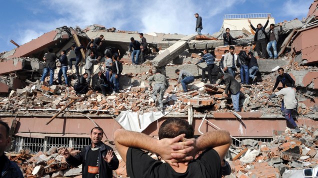 Escombros de um prédio após o terremoto em Van, Turquia