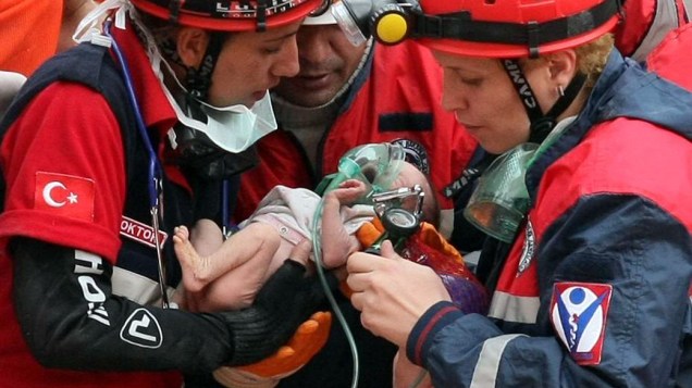 Bebê resgatado dos escombros do terremoto em Van, na Turquia