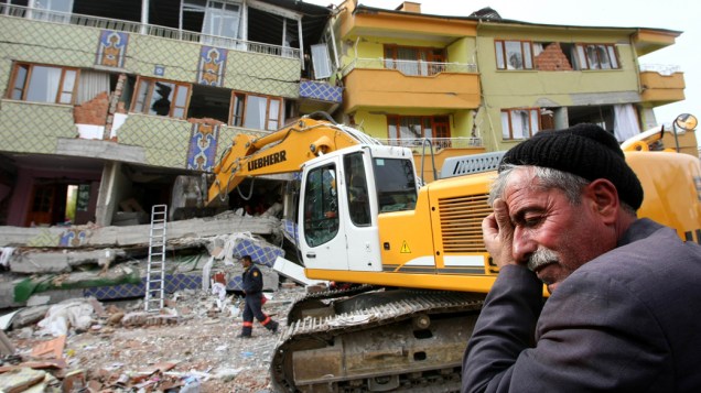 Edifícios destruídos pelo terremoto em Ercis, na Turquia