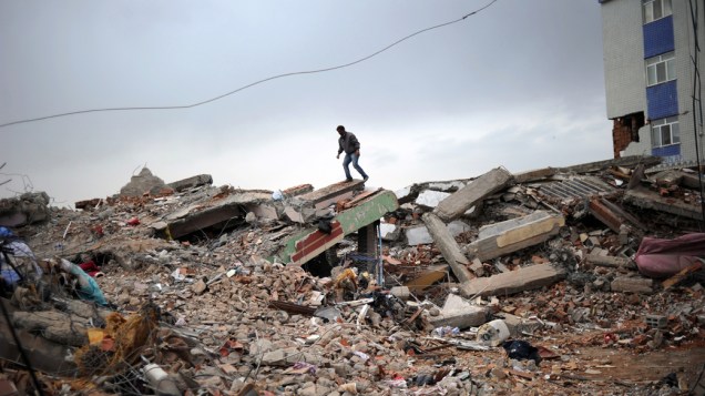 Homem caminha por escombros em Erics, na Turquia