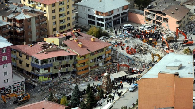 Vista aérea dos destroços provocados pelo terremoto em Van, na Turquia