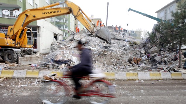 Homem passa por destroços provocados pelo terremoto em Erics, na Turquia