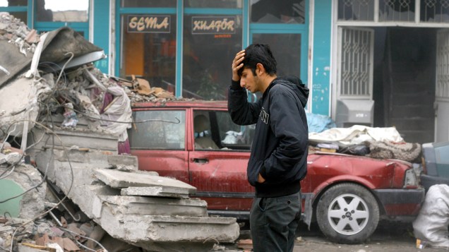 Morador passa por escombros em Van, na Turquia