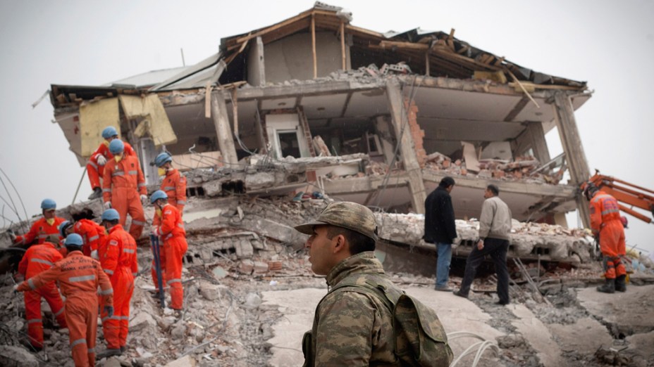 Prédio destruído pelo terremoto em Van, na Turquia