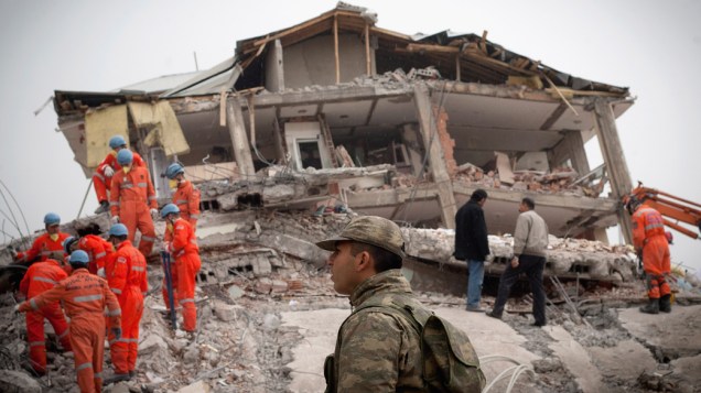 Prédio destruído pelo terremoto em Van, na Turquia