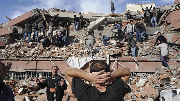 Equipes de resgate tentam salvar turcos presos sob detritos depois de terremoto na cidade de Van