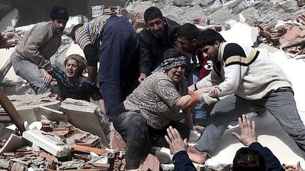 Equipes de resgate tentam salvar turcos presos sob detritos depois de terremoto na cidade de Van