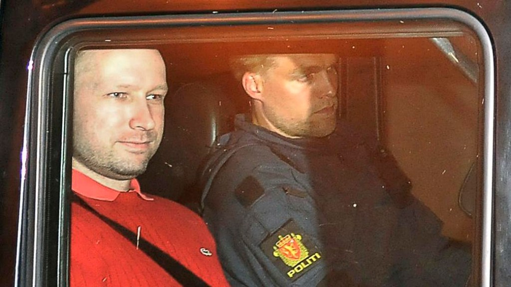 O terrorista Anders Behring Breivik deixa tribunal nesta segunda-feira, em Oslo, depois de participar da primeira audiência sobre seus crimes