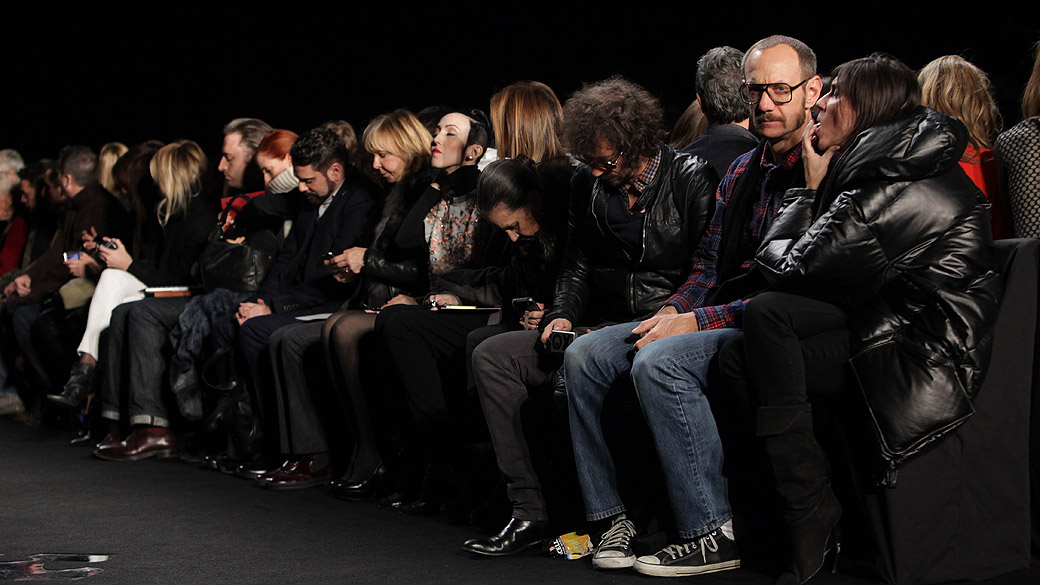 Terry Richardson assiste a desfile da estilista belga Diane von Furstenberg, na Mecedes-Benz Fashion Week em Nova York, em fevereiro de 2012. O fotógrafo ficou conhecido por seu estilo pornô-chique com toques dos anos 1970, bastante popular na fotografia de moda