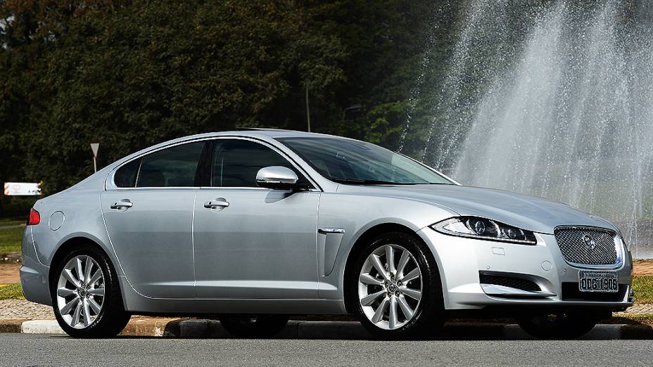 Jaguar XF: compacto e com linhas menos arredondadas