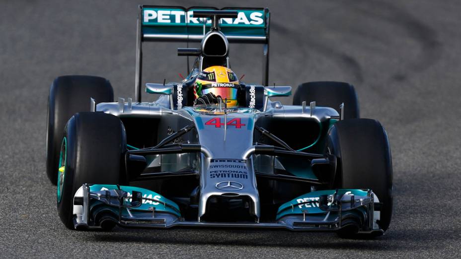 Lewis Hamilton testa novo carro da Mercedes