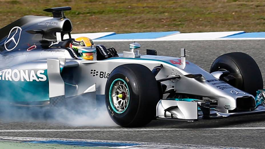 Lewis Hamilton testa novo carro da Mercedes