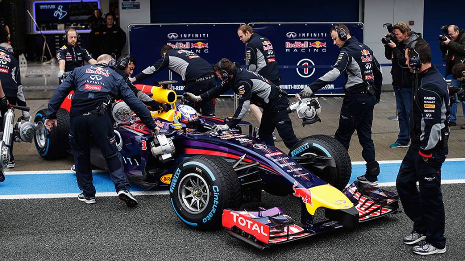 Red Bull de Daniel Ricciardo conduzida aos boxes da equipe durante o último dia de testes da Fórmula 1, em Jerez de La Frontera, na Espanha