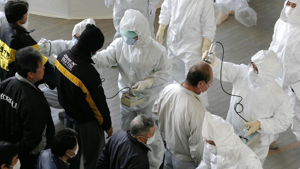 Pessoas retiradas de região sob risco de contaminação passam por teste de radiação nesta quarta-feira, na cidade de Nihonmatsu, na região de Fukushima