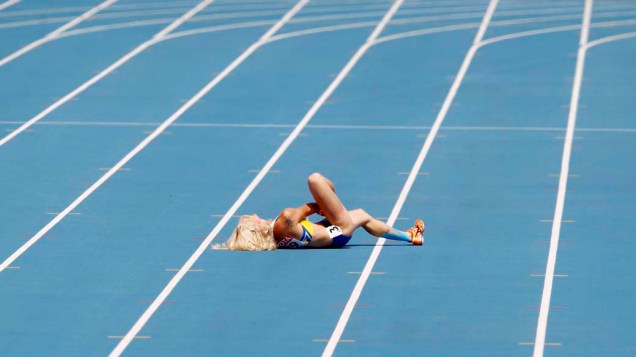 A ucraniana Tetiana Petlyuk sofre uma lesão na perna durante a prova dos 800 metros no Mundial de Atletismo em Daegu, Coreia do Sul