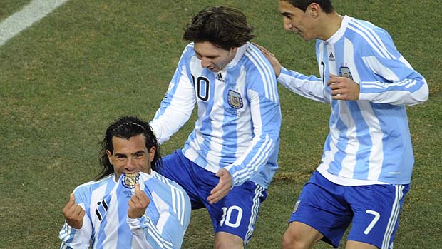 Tevez comemora gol da Argentina contra México