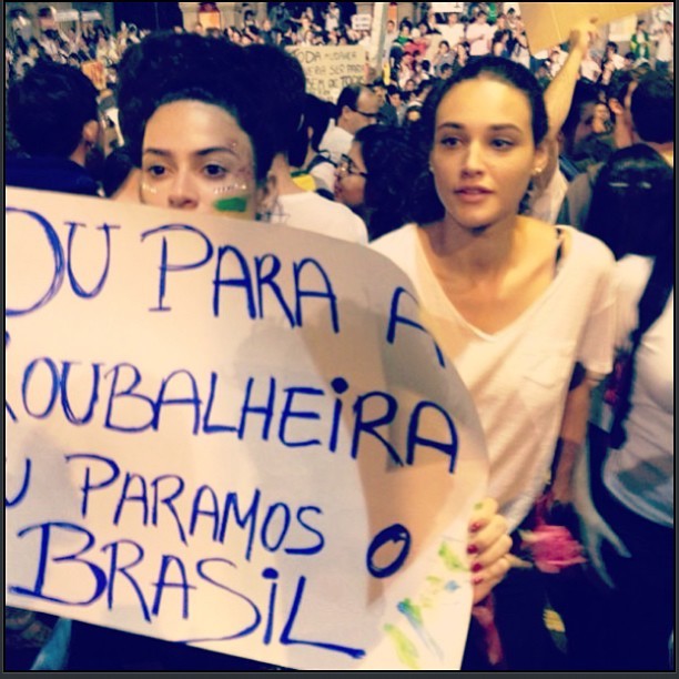 As atrizes Debora Nascimento e Thaila Ayala em protesto