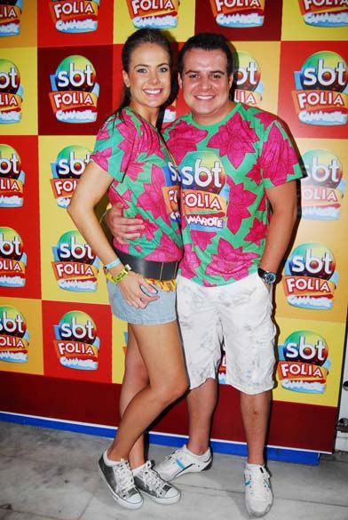 Thaís Pacholek e o namorado no camarote do SBT no Carnaval de Salvador