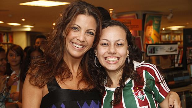 Thalita posa para foto com a fã Aliene Dias em tarde de autógrafos na livraria Saraiva