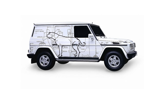 A obra "The dog mobile: A car for Francis Bacon", de Ai Weiwei