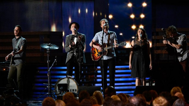 A banda The Lumineers se apresenta no Grammy Awards