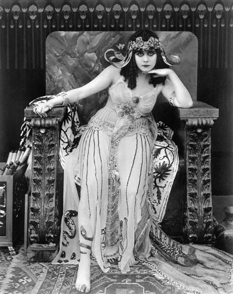 A atriz Theda Bara interpreta Cleópatra em 1917
