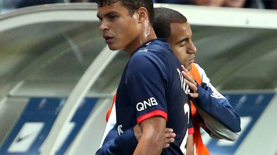 Thiago Silva é consolado por Lucas depois de sofrer uma lesão logo no início do clássico entre PSG e Monaco, no domingo