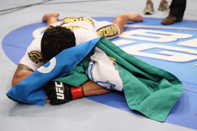 Thiago Tavares comemora sua vitória no UFC Rio 2012