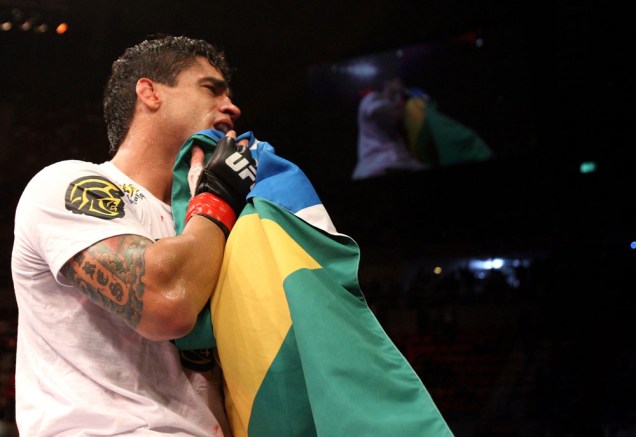 Thiago Tavares comemora sua vitória no UFC Rio 2012