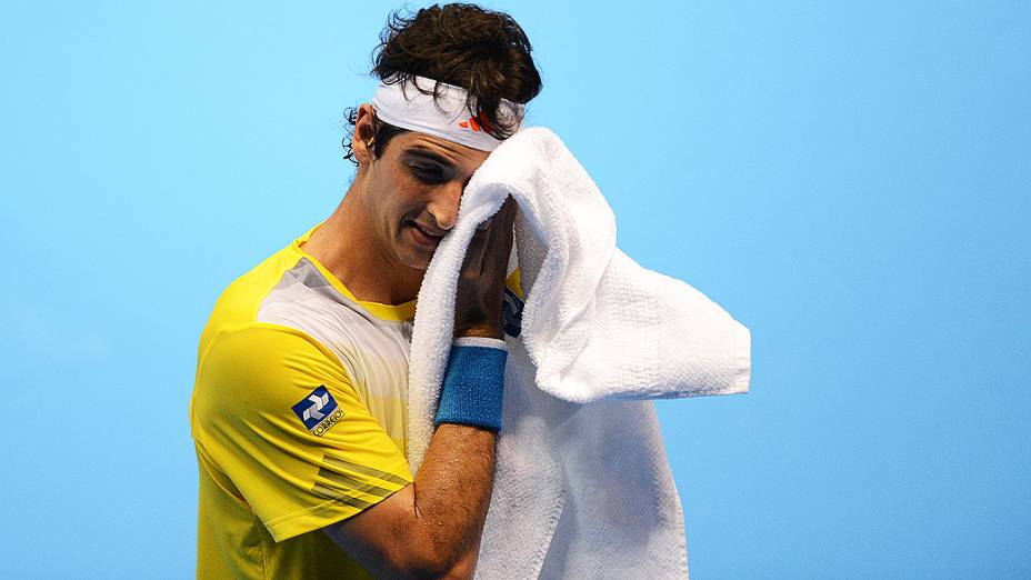 Thomaz Bellucci vence Roger Federer, no ginásio do Ibirapuera, em São Paulo