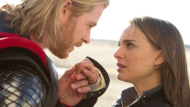 Natalie Portman e Chris Hemsworth contracenam em 'Thor'