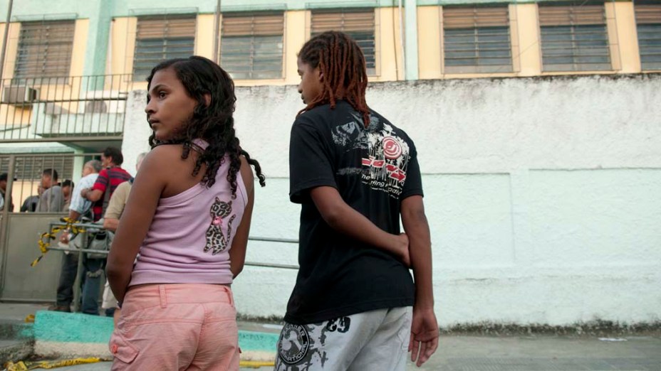 Tiago Motta e Andressa da Silva, ex-alunos da Escola Municipal Tasso da Silveira, no bairro Realengo, Rio de Janeiro