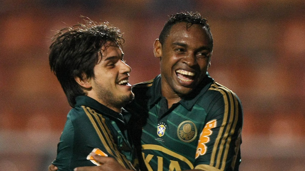 Tiago Real e Obina comemoram o segundo gol do Palmeiras na vitória por 3 a 1 sobre o Milionarios da Colômbia, em jogo válido pelas oitavas de final da Copa Sul-americana
