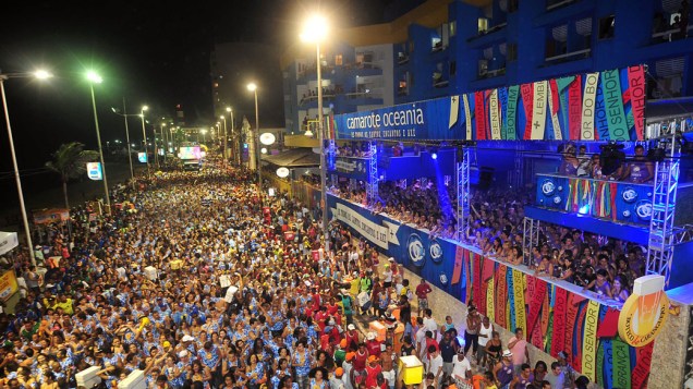 Multidão segue o trio elétrico comandado pelo  Timbalada no circuito Dodô, no primeiro dia do carnaval de Salvador