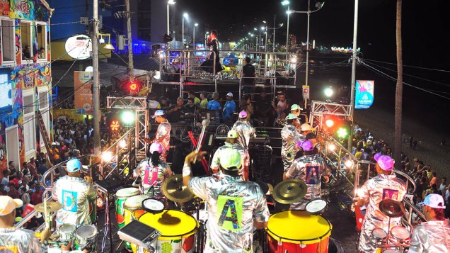 Os famosos tambores do grupo Timbalada embalam o primeiro dia de Carnaval em Salvador