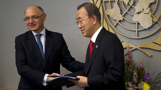 O chanceler argentino Héctor Timerman entrega ao secretário-geral da ONU, Ban Ki-moon, denúncia sobre 'militarização' das Malvinas pela Grã-Bretanha