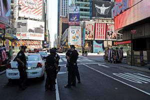 Policiais isolam a Times Square, em NY