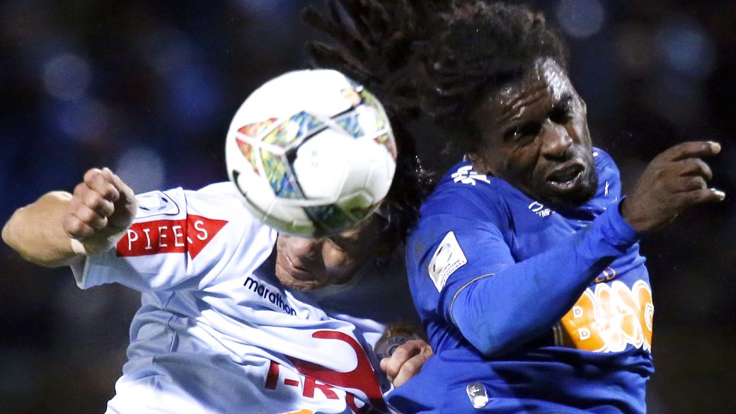 Tinga sofreu com atitudes racistas da torcida peruana em partida da Libertadores, em fevereiro