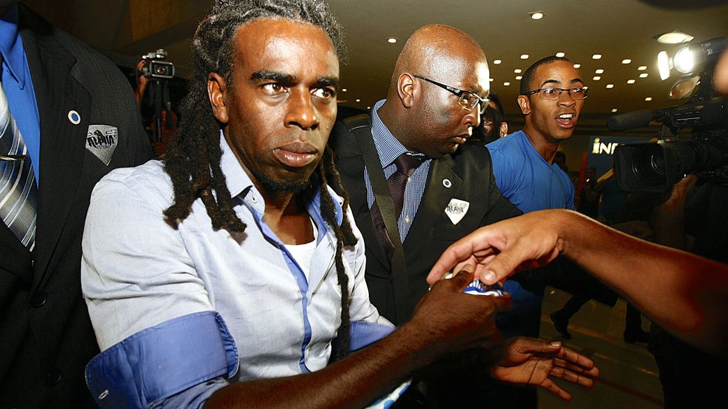 Tinga é recebido em Belo Horizonte na volta da partida contra os peruanos do Real Garcilaso: apoio da torcida depois das manifestações racistas