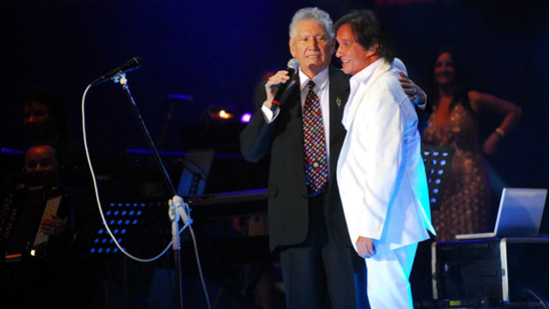 O cantor Tinoco canta com Roberto Carlos em especial da Globo de 2010
