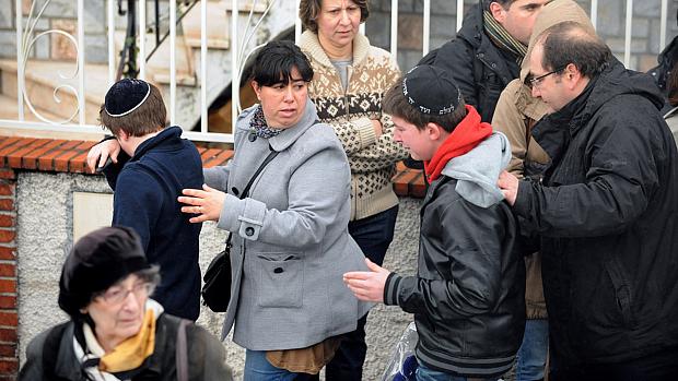 Alunos da escola judaica Ozar Hatorah choram a perda de colegas em ataque nesta segunda-feira