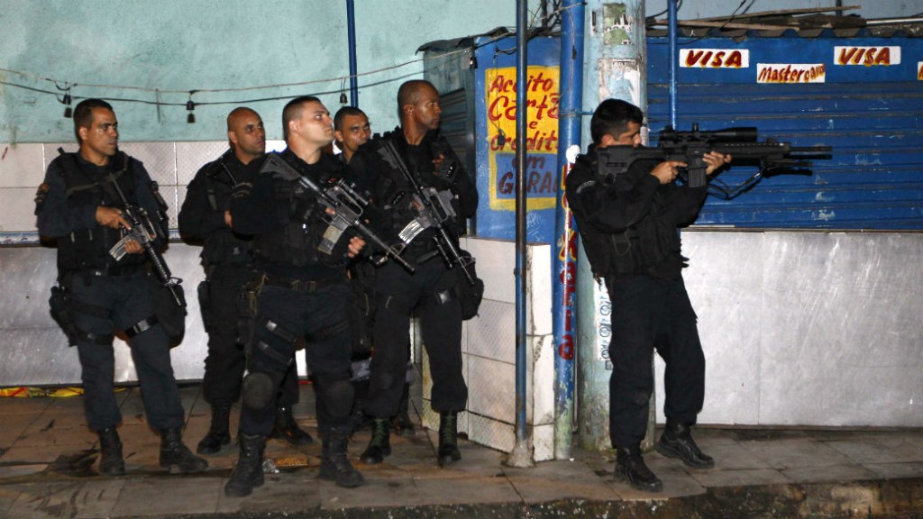 Policiais do Bope durante tiroteio no Complexo da Maré