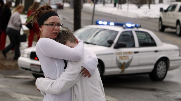 Estudantes se consolam após tiroteio em escola de Ohio, Estados Unidos