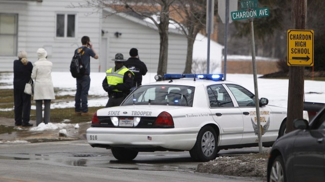 Polícia cerca o colégio após tiroteio em Ohio, Estados Unidos