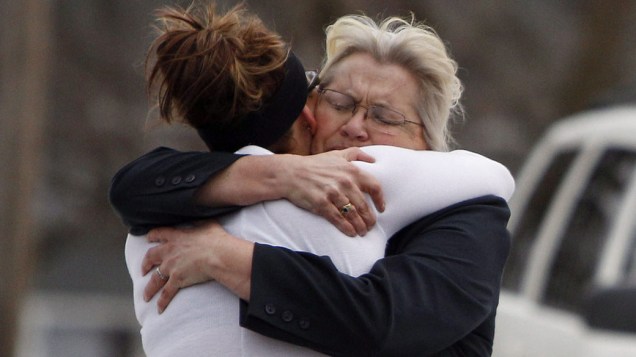 Estudantes se consolam após tiroteio em escola de Ohio, Estados Unidos