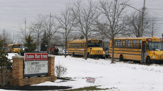 Onibus chegam para buscar os alunos do Chardon High School em Ohio, Estados Unidos, após tiroteio