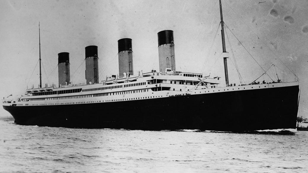 O Titanic parte rumo a Nova York; o navio naufragaria na madrugada de 15 de abril de 1912