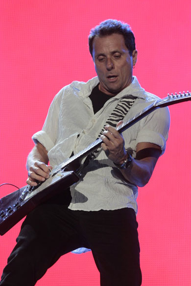 Tony Bellotto durante o show dos Paralamas do Sucesso e Titãs no palco Mundo, no primeiro dia do Rock in Rio, em 23/09/2011